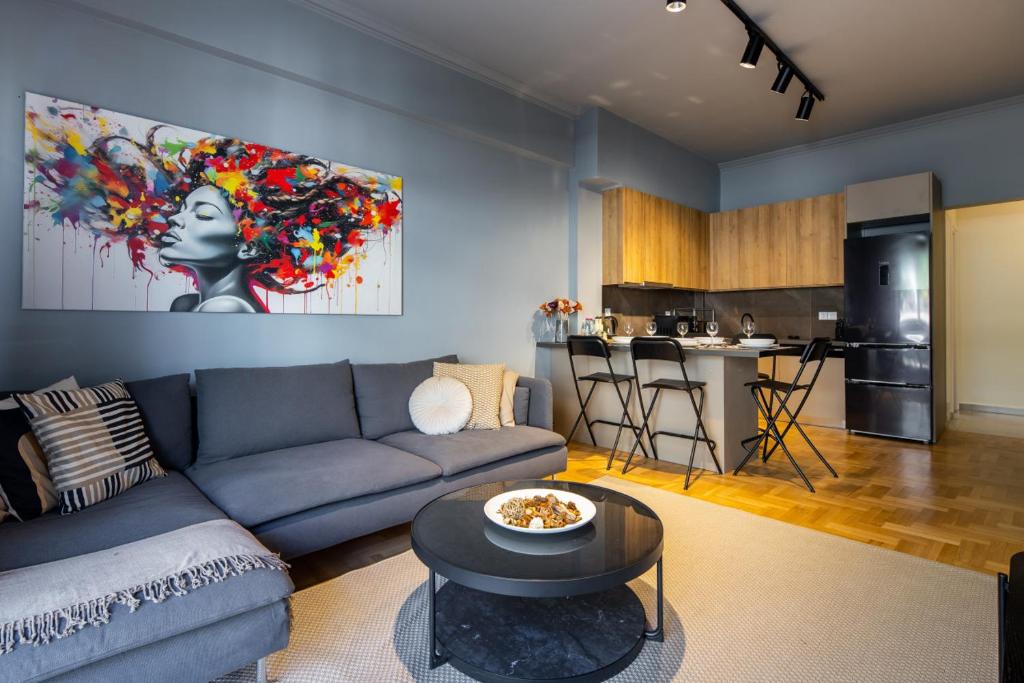 Zephyr 3-Bedroom Apartment in Athens - Tap to explore photos