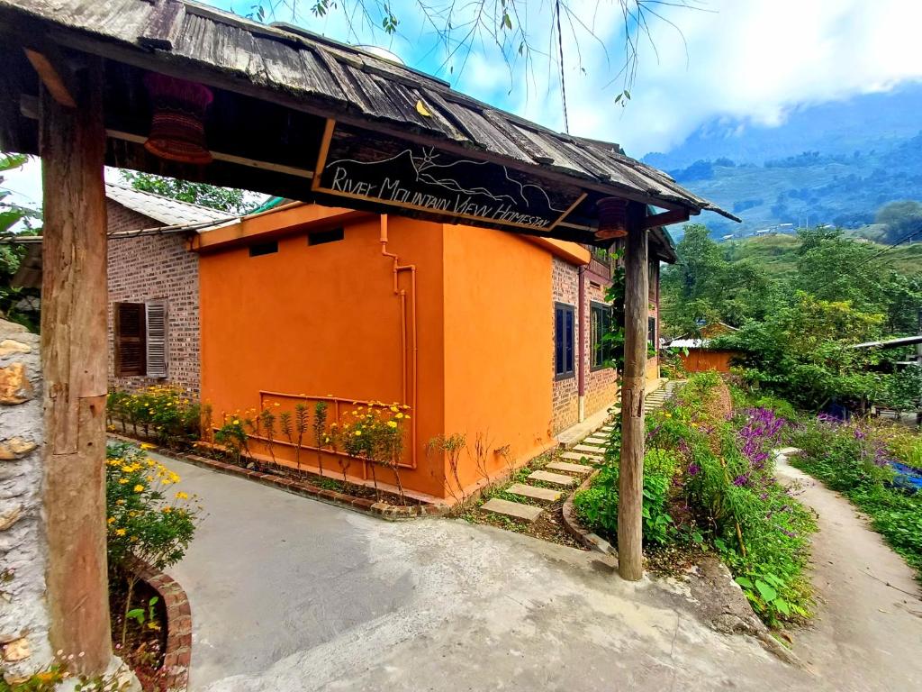 River mountain view homestay