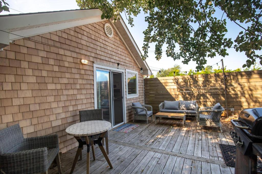 Luxury Beach Cottage: Wineries, Shopping & The Hamptons image