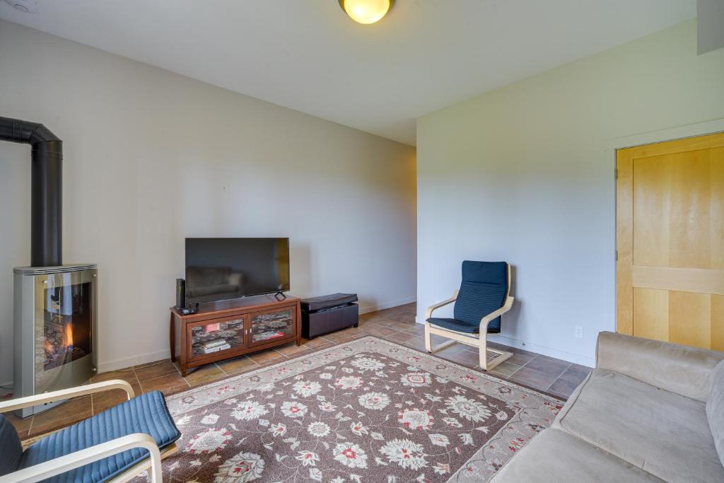Tofte Tranquility Lakefront Townhome with Balcony! photo 3