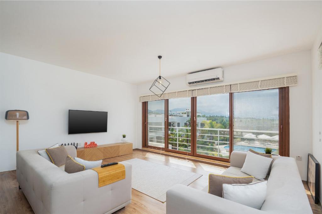 Sea and Mountain View Apartment at Sun Valley photo 2