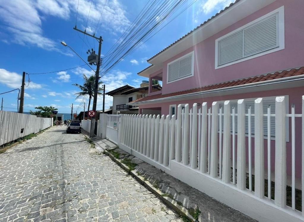411- Casa para 8 pessoas 20 metros da Praia Central em Bombinhas! photo 1
