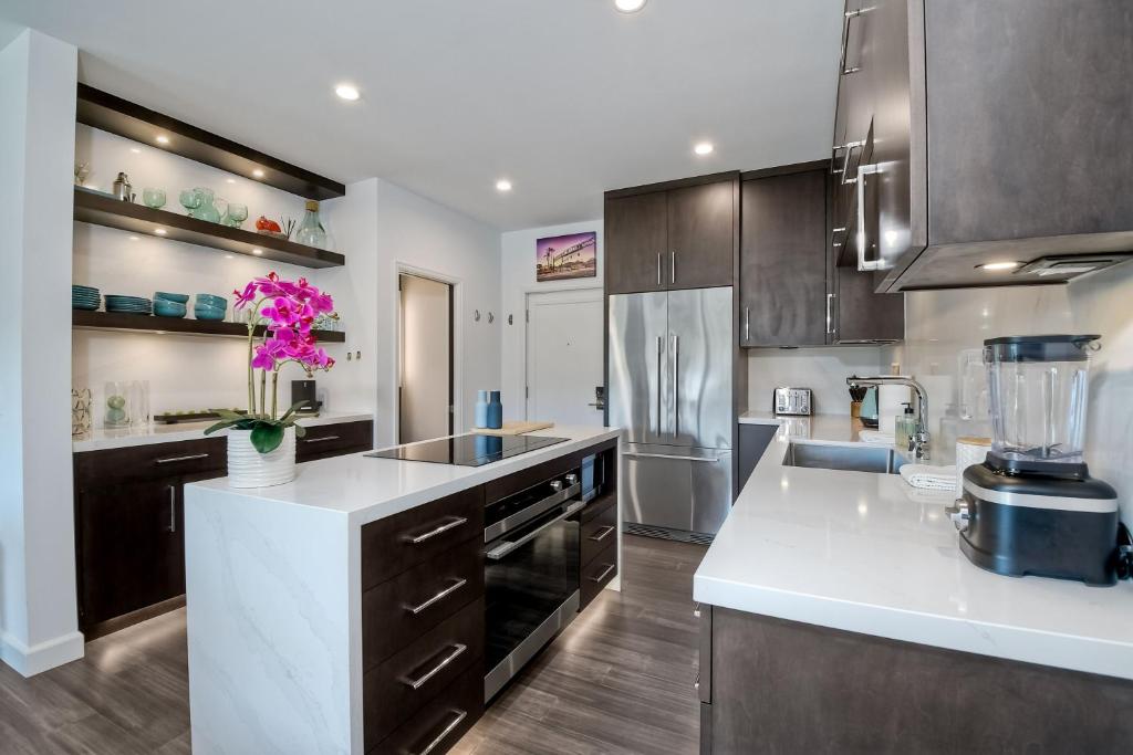 La Costa Luxury Condo - Fully Remodeled photo 3