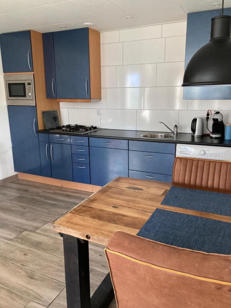 Bungalow op bedrijf met melkkoeien photo 2