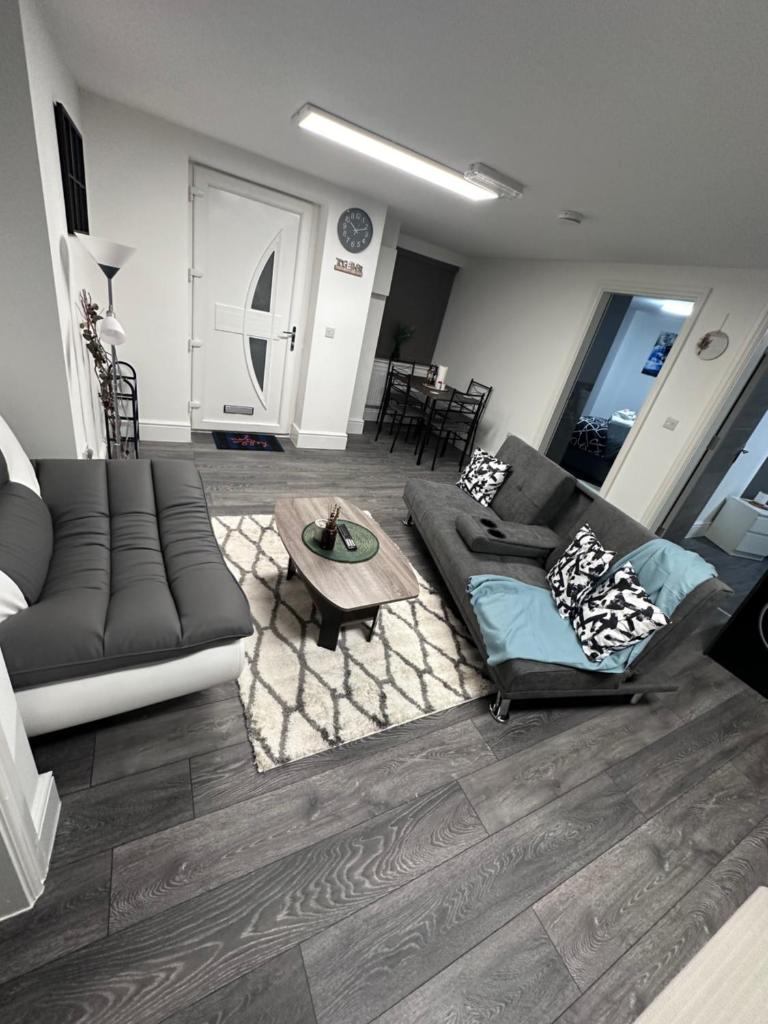 Stunning 2-flat in Leicester! - Tap to explore photos