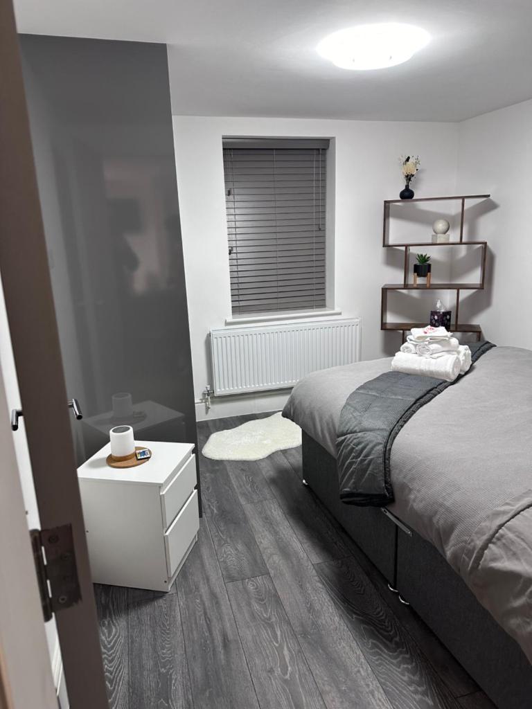 Stunning 2-flat in Leicester! - Tap to explore photos