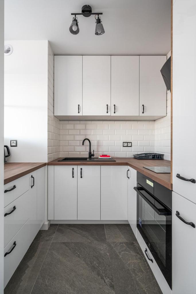 Metro Racławicka Chic Studio by BookingHost - Tap to explore photos