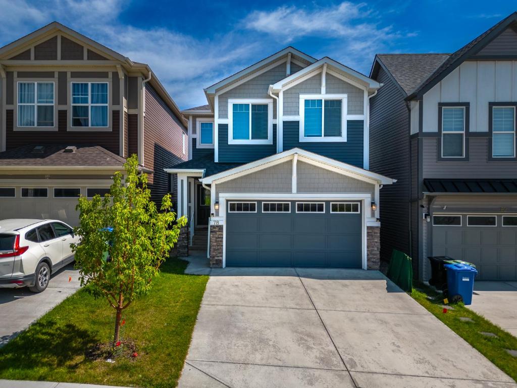 Entire Premium Home with AC, King Bed and Cotts photo 1