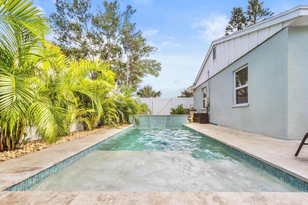 Tropical Disco 4 Bed Pool Home Near Beach photo 1