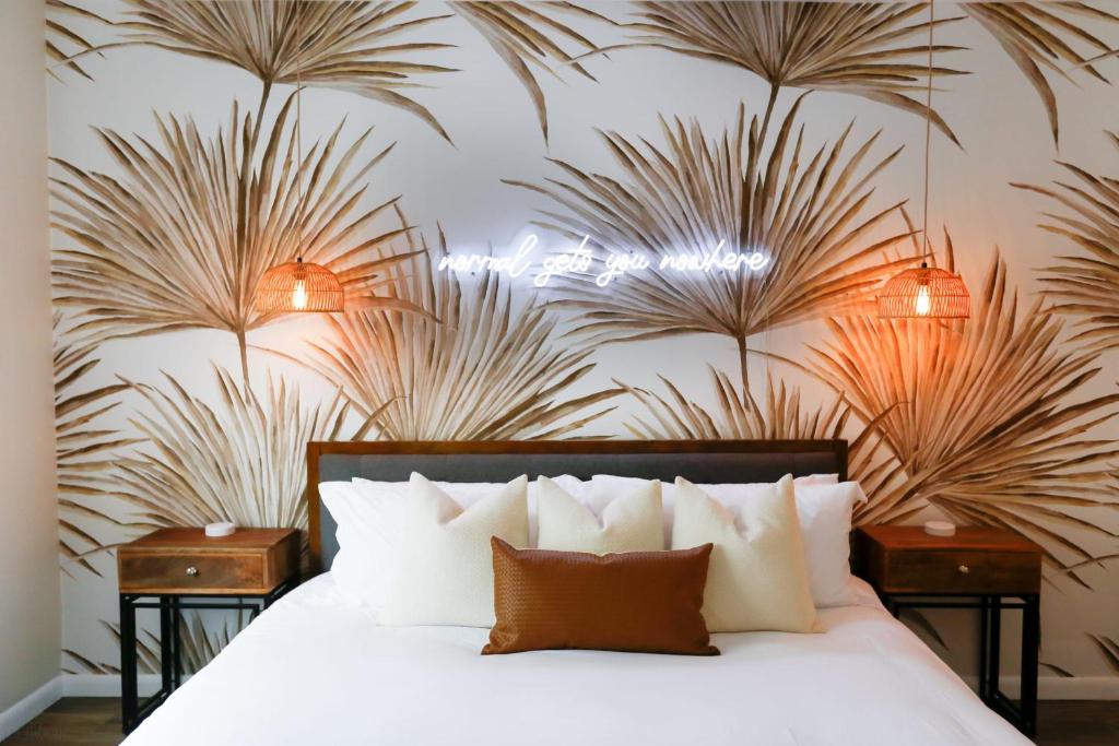 Tropical Disco 4 Bed Pool Home Near Beach photo 2