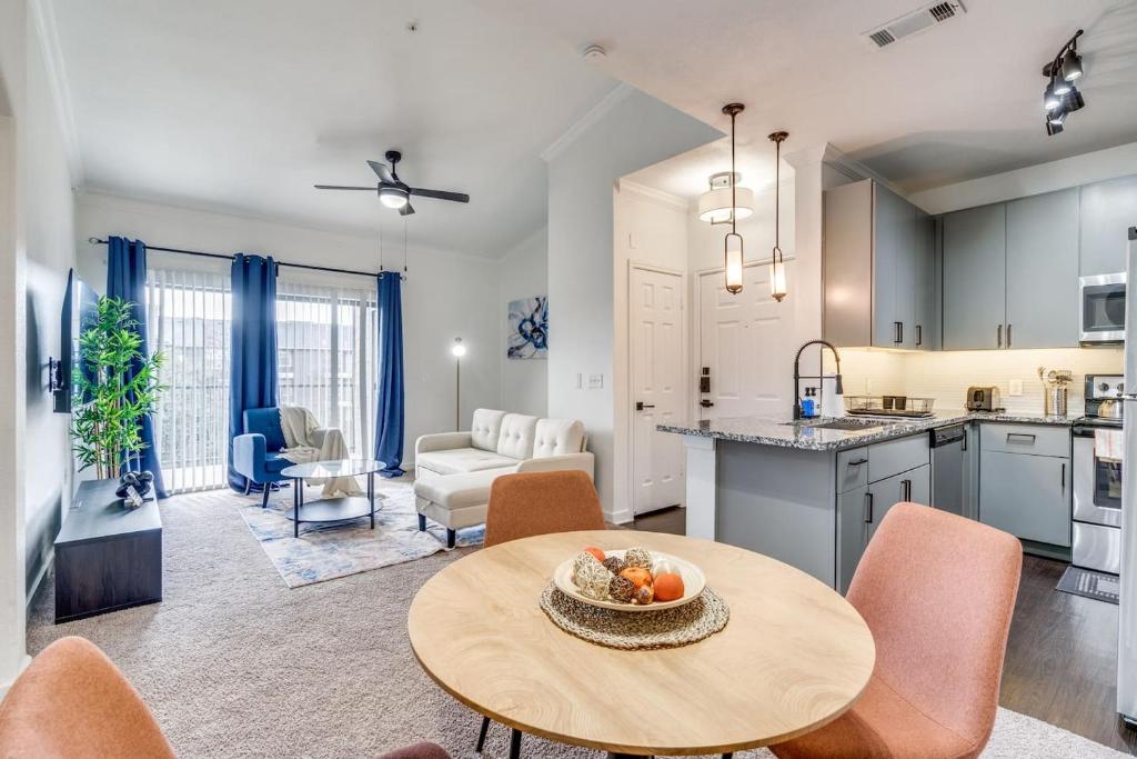 Luxury 2 Bed Room Apt- Home away from Home image