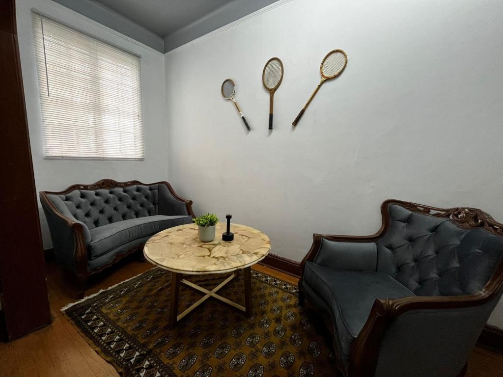 AMAZING RESTORED 1940s ART-DECO APARTMENT photo 4