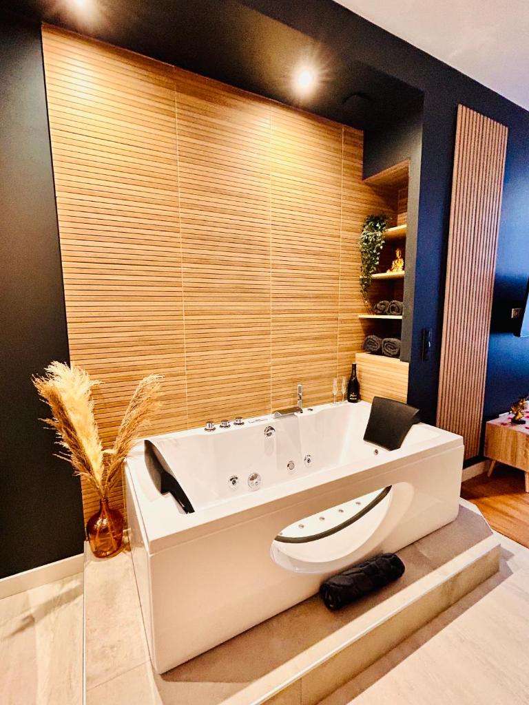 Suite Cosy Jacuzzi Troyes - Secrets d'Ana photo 1
