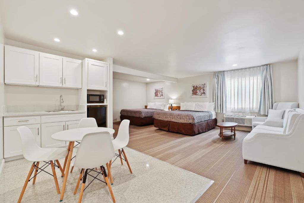 Brookhurst Plaza Inn Room Type - Deluxe Family Room