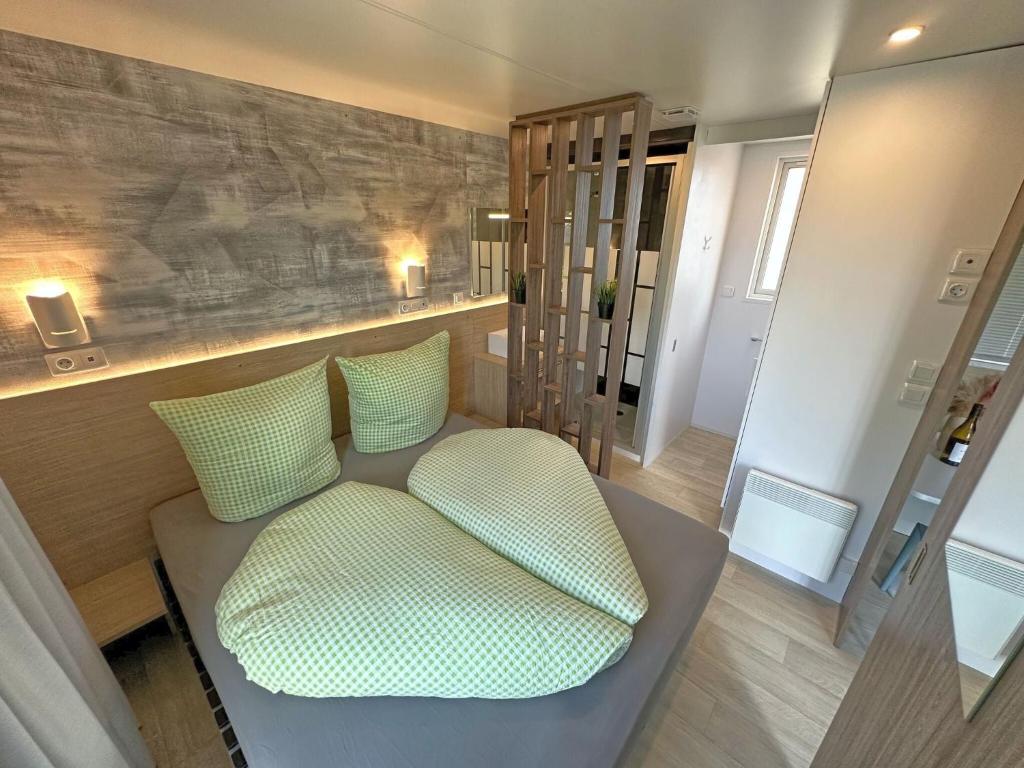 Holiday Village Seeblick - mobile home with lake view photo 1