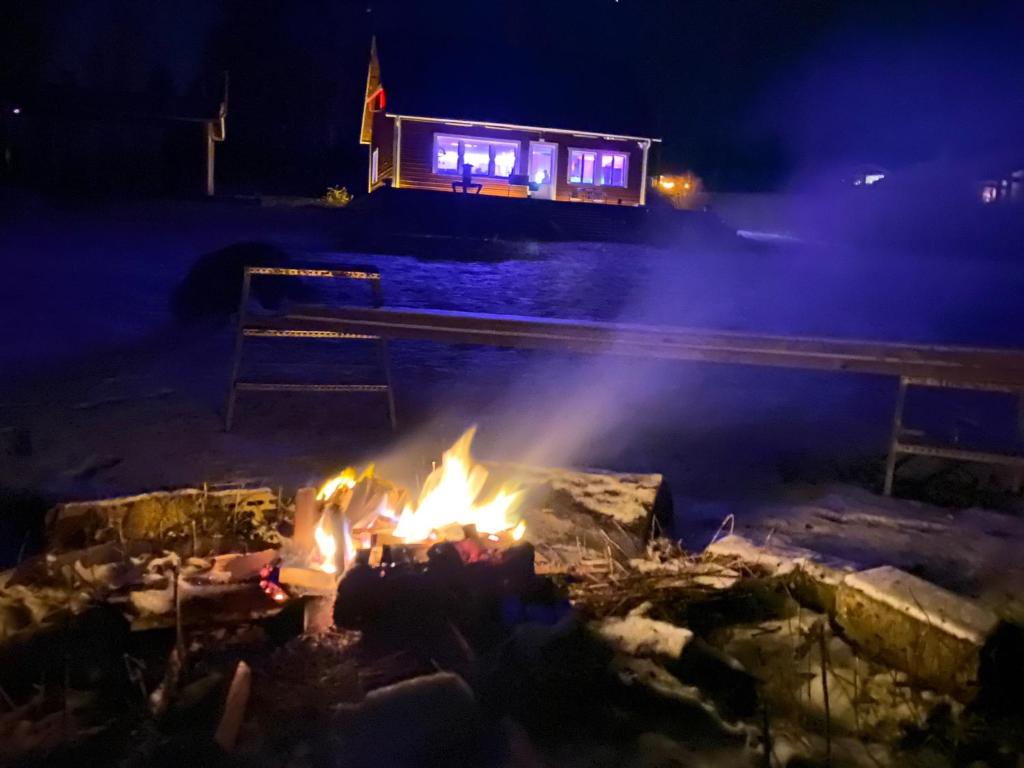 Sjöutsikt, Röd trästuga med traditionellt yttre Skandinavisk, modernt inre och alla bekvämligheter, Sol hela dagen på stora altanen, Tryggt, Vinterbonat, Fiske, Båt photo 2