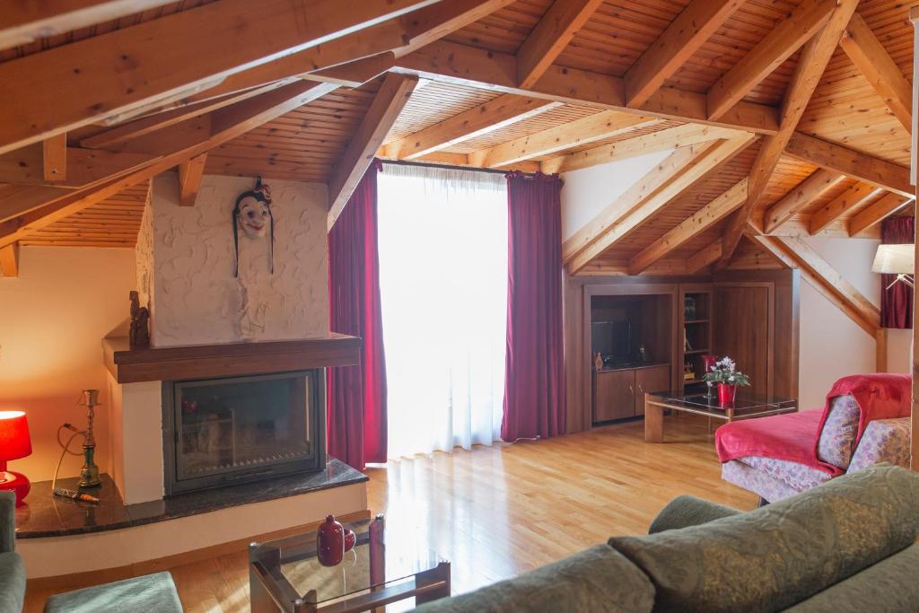 The Oasis- Luxurious Loft with Jacuzzi photo 4