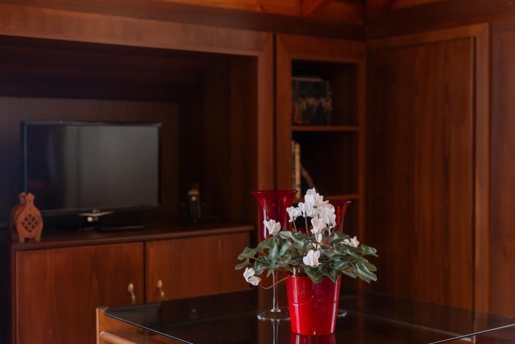 The Oasis- Luxurious Loft with Jacuzzi photo 3