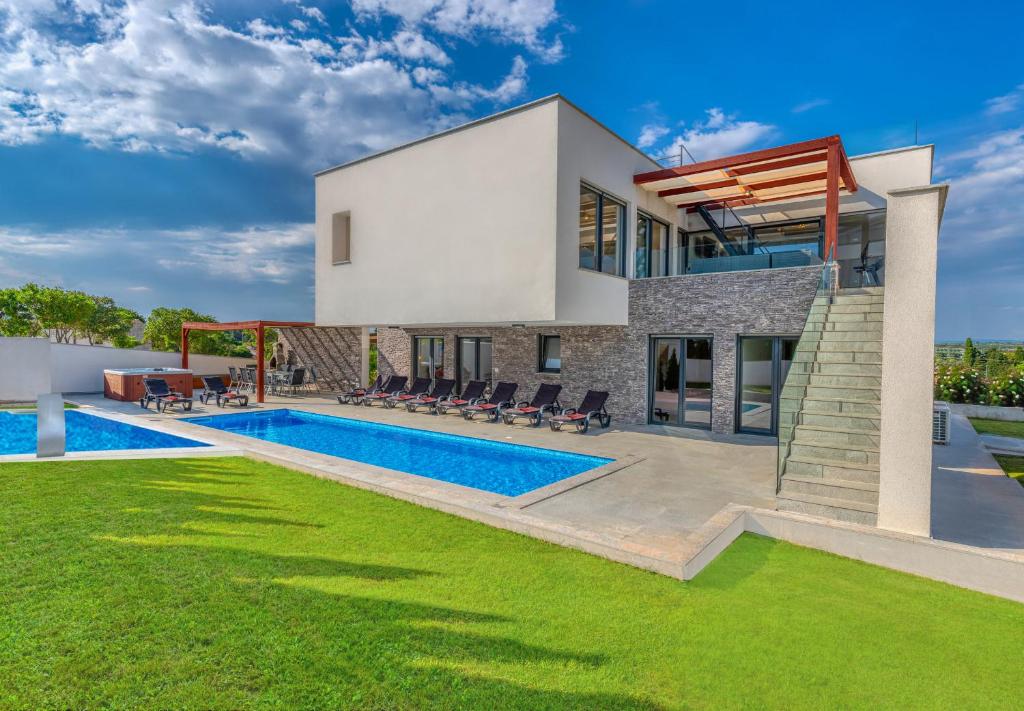 5 Sterne Villa am Meer mit 2 Pools Leon'sHolidayHomes