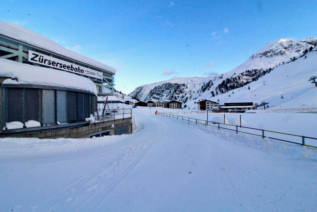 Skilounge Zürs direkt beim Skilift photo 1