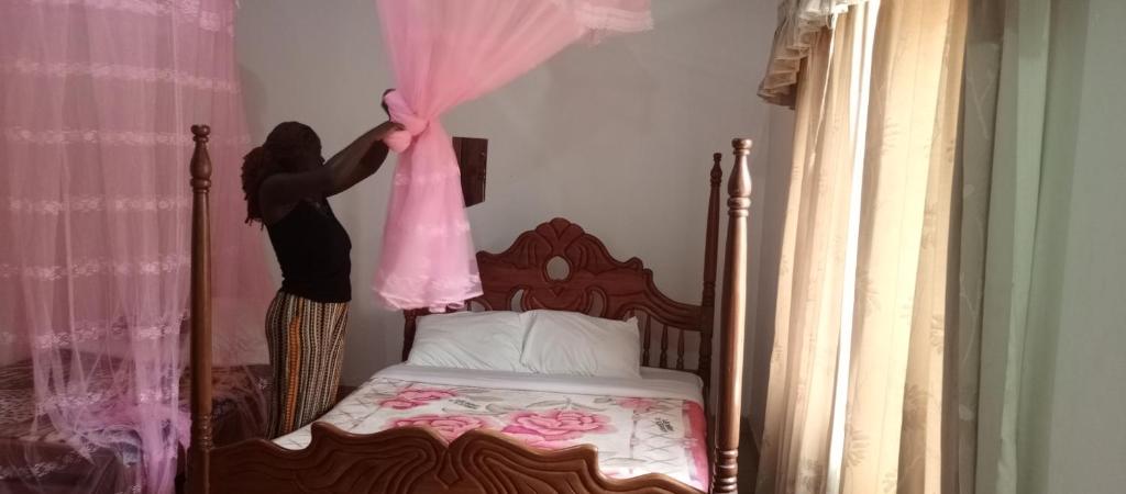 Rwenzori Base camp tour Holiday Inn photo 1