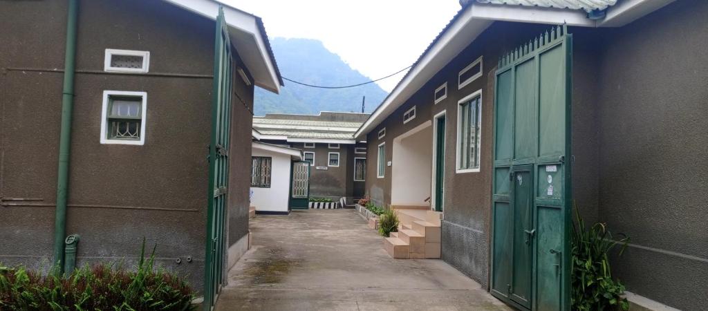 Rwenzori Base camp tour Holiday Inn photo 4