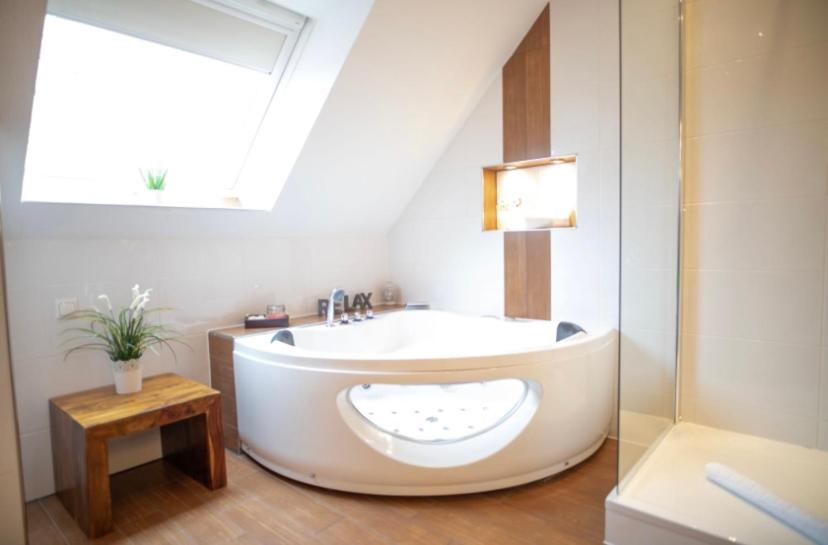 Vier Jahreszeiten Hotel & Restaurant- Suite mit Whirlpool Badewanne photo 3