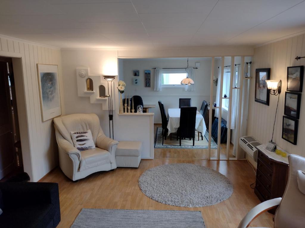 Romslig leilighet med flott utsikt over sjøen photo 1