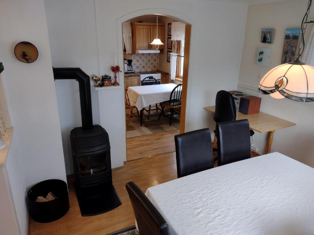 Romslig leilighet med flott utsikt over sjøen photo 2