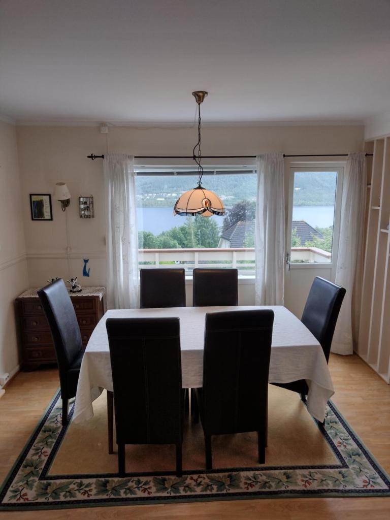 Romslig leilighet med flott utsikt over sjøen photo 3