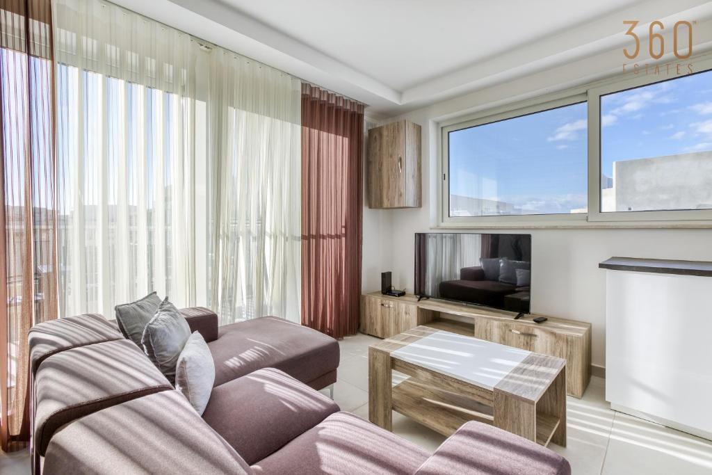 Sunny 2BR Penthouse with Spacious Rooftop Terrace by 360 Estates photo 1
