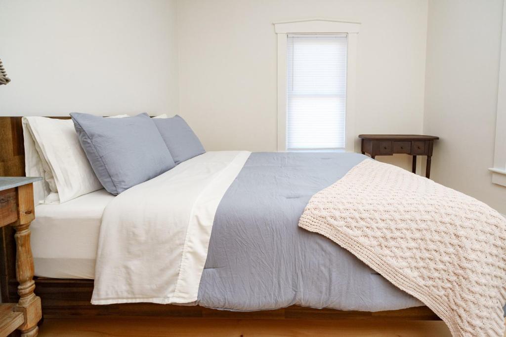 Very Cozy, 2 Bedroom Farmhouse Apartment 2nd FL photo 2