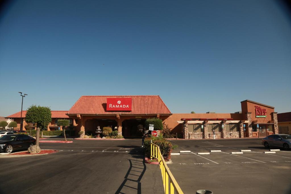 Ramada by Wyndham Fresno North photo 2