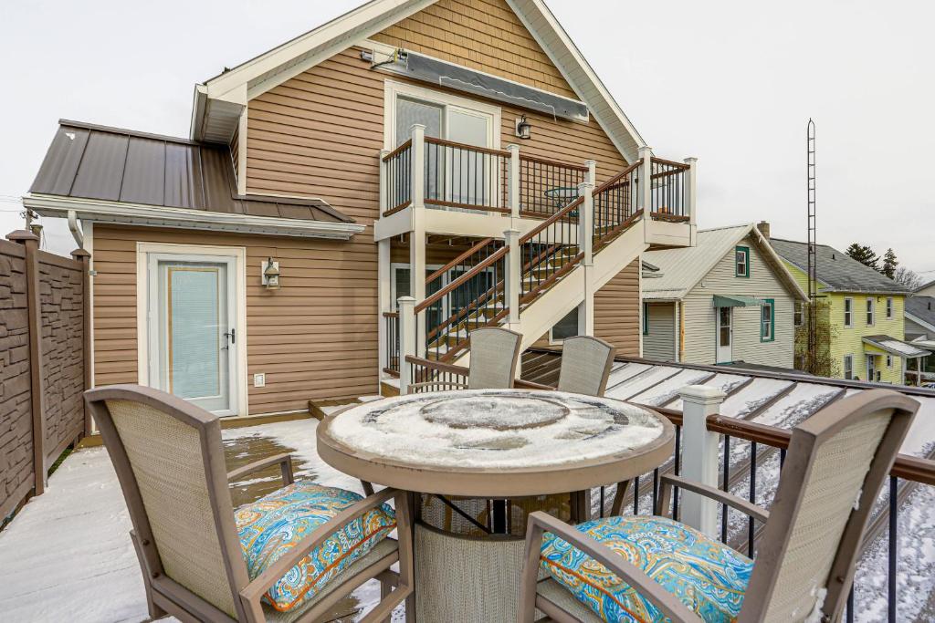 Warm and Cozy Mansfield Home Deck, Gas Fire Table! photo 1
