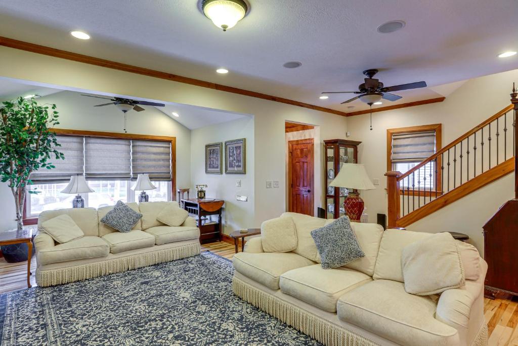 Warm and Cozy Mansfield Home Deck, Gas Fire Table! photo 3