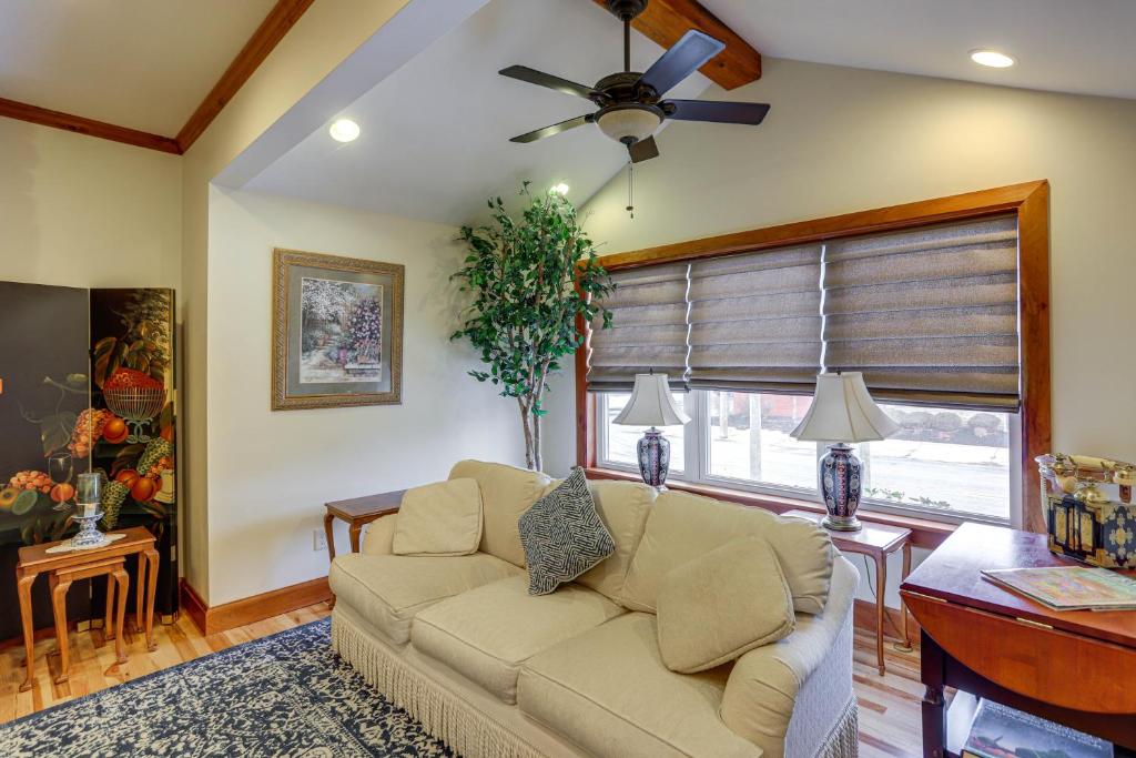 Warm and Cozy Mansfield Home Deck, Gas Fire Table! photo 4