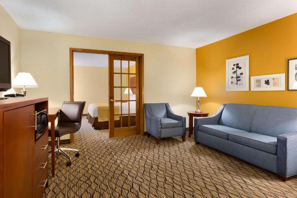 Country Inn & Suites by Radisson, Mishawaka, IN photo 3