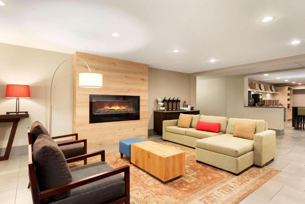 Country Inn & Suites by Radisson, Cedar Rapids Airport, IA photo 2