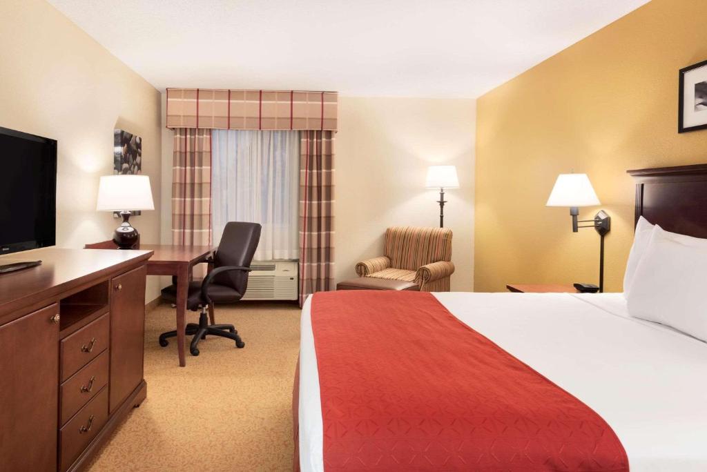 Country Inn & Suites by Radisson, Cedar Rapids Airport, IA photo 3