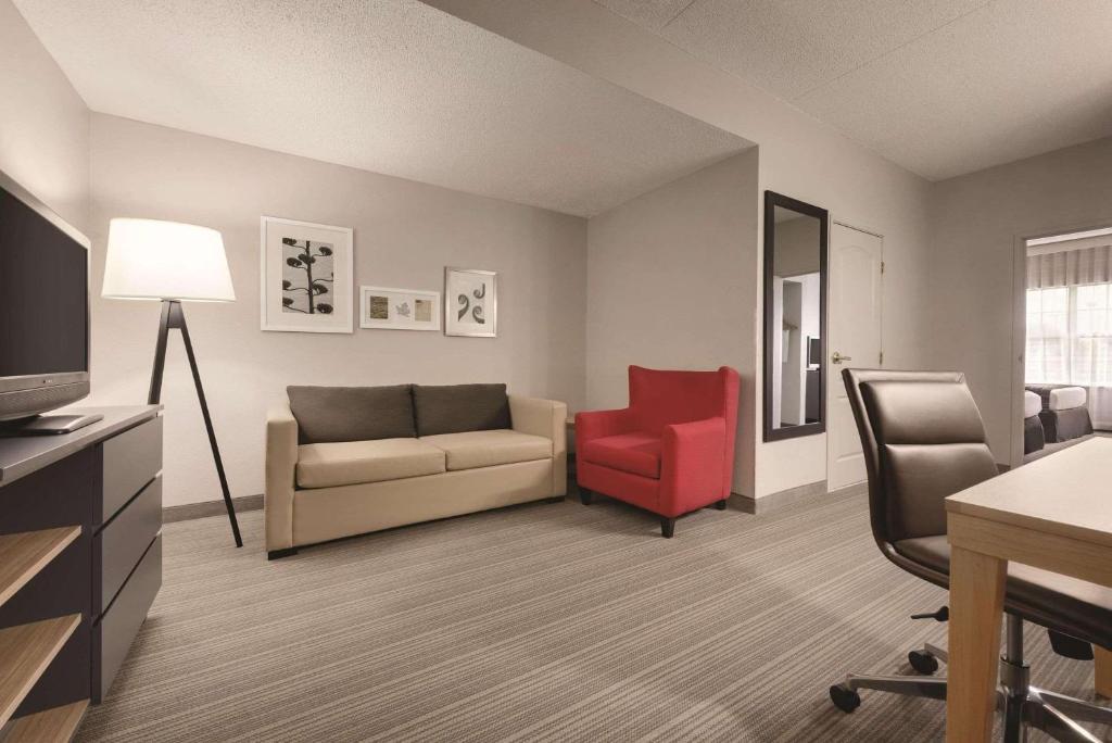 Country Inn & Suites by Radisson, Coralville, IA photo 3