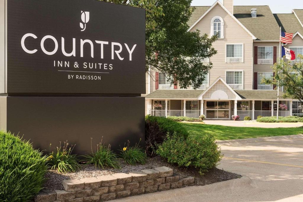 Country Inn & Suites by Radisson, Davenport, IA image