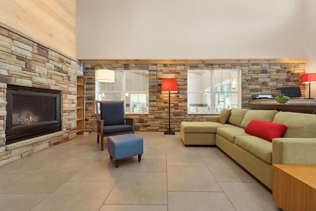 Country Inn & Suites by Radisson, Decorah, IA photo 1