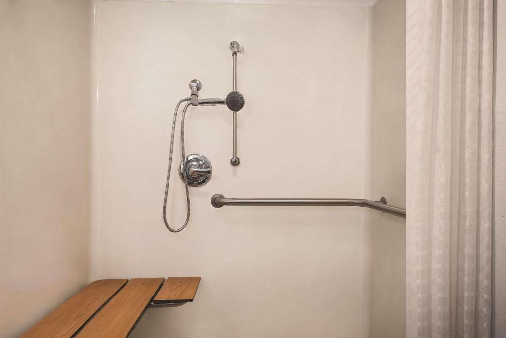 Country Inn & Suites by Radisson, Dubuque, IA photo 4