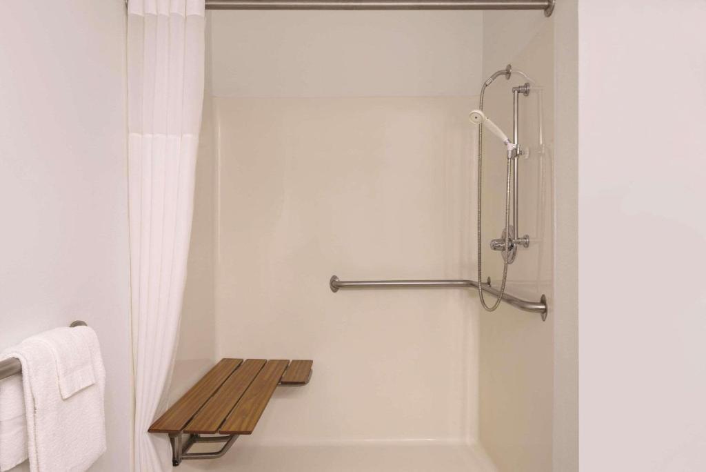 Country Inn & Suites by Radisson, Cedar Falls, IA photo 2