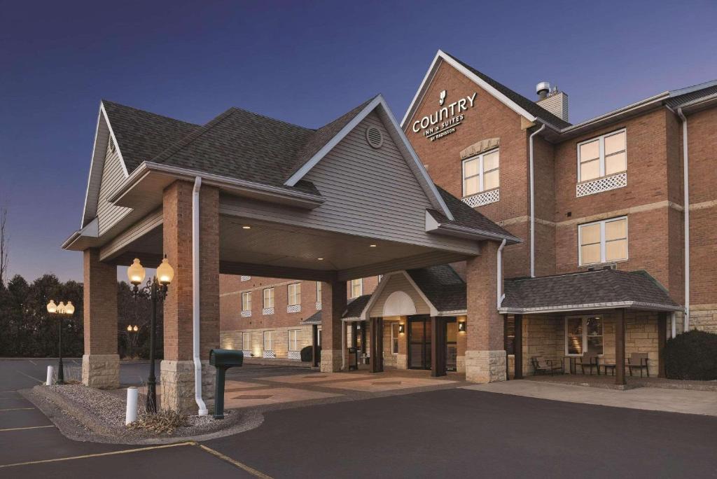 Country Inn & Suites by Radisson, Galena, IL image