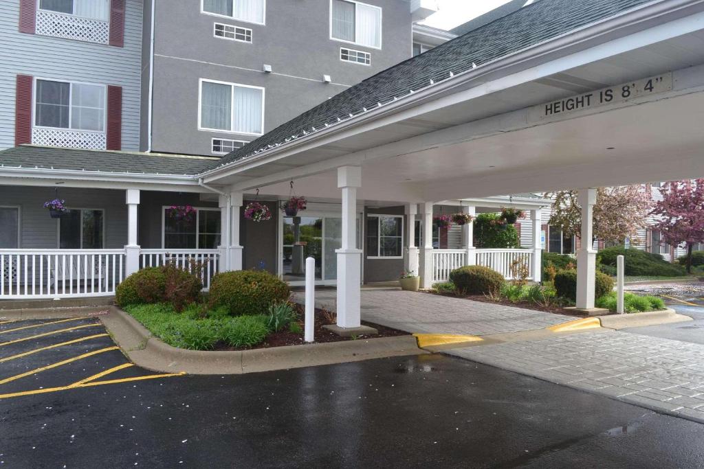 Country Inn & Suites by Radisson, Gurnee, IL image