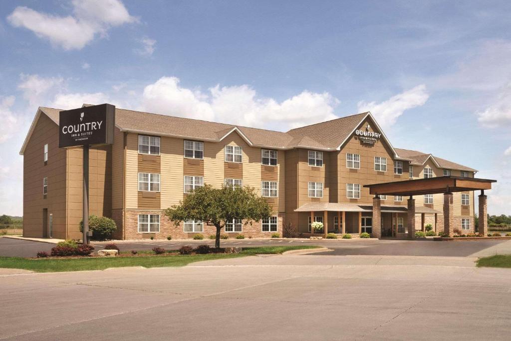 Country Inn & Suites by Radisson, Moline Airport, IL image