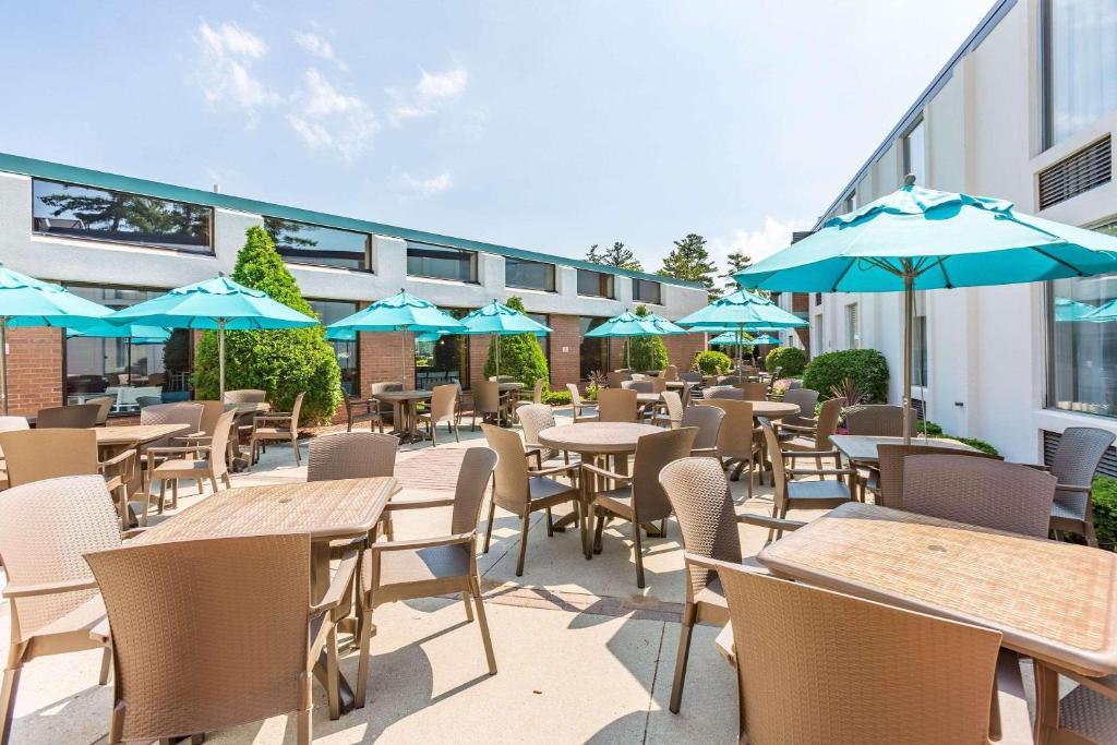 Country Inn & Suites by Radisson, Traverse City, MI photo 3