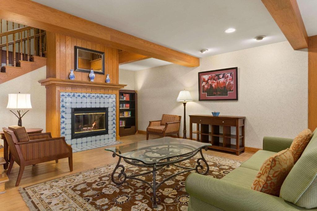 Country Inn & Suites by Radisson, Holland, MI photo 2