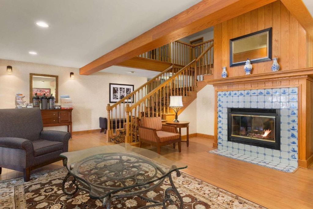 Country Inn & Suites by Radisson, Holland, MI photo 3